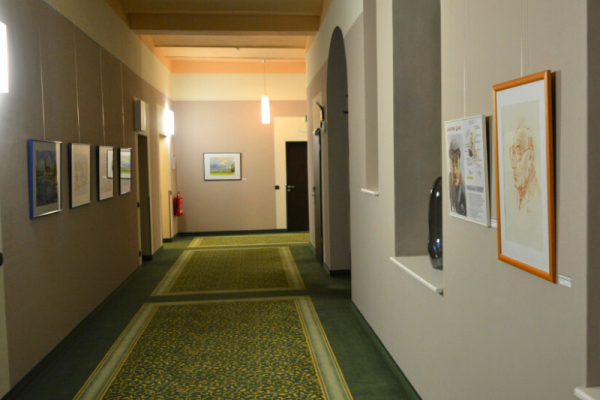 Galerie im Schlosshotel - Flur mit Gemälden