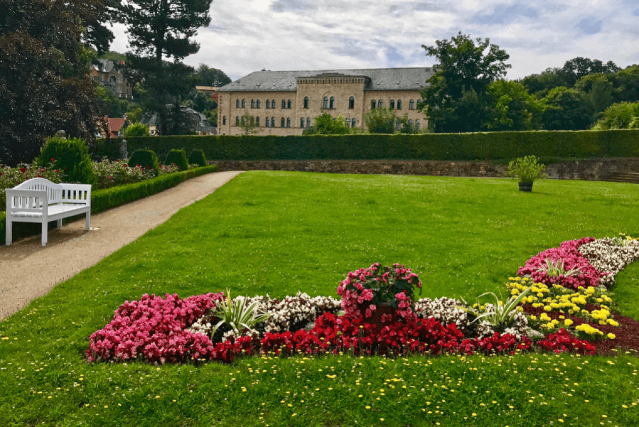 Schlossgarten Blankenburg mit Blick auf das Schlosshotel