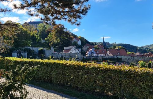 Blick auf die Gärten, das Schloss und die Stadt Blankenburg