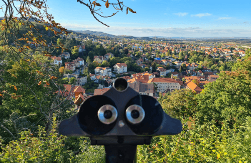 Fernrohr mit Blick auf die Stadt Blankenburg und das Harzer Vorland