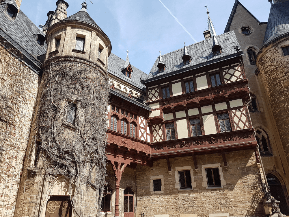 Fassade und Turm im Schlosshof Wernigerode