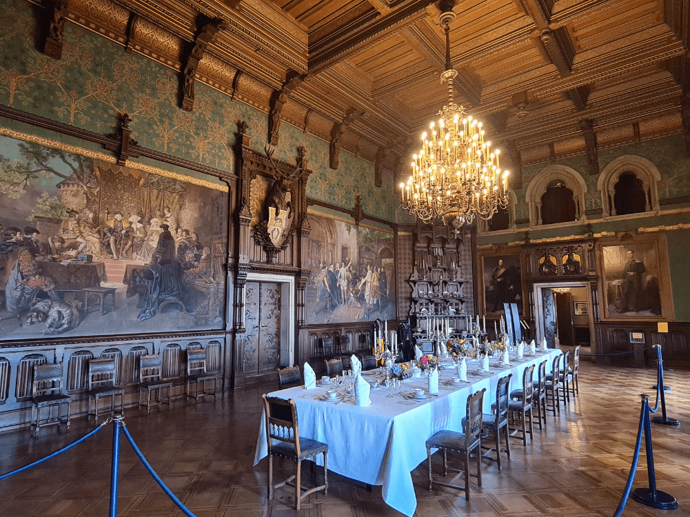 Festsaal mit eingedeckter Tafel im Schloss Wernigerode