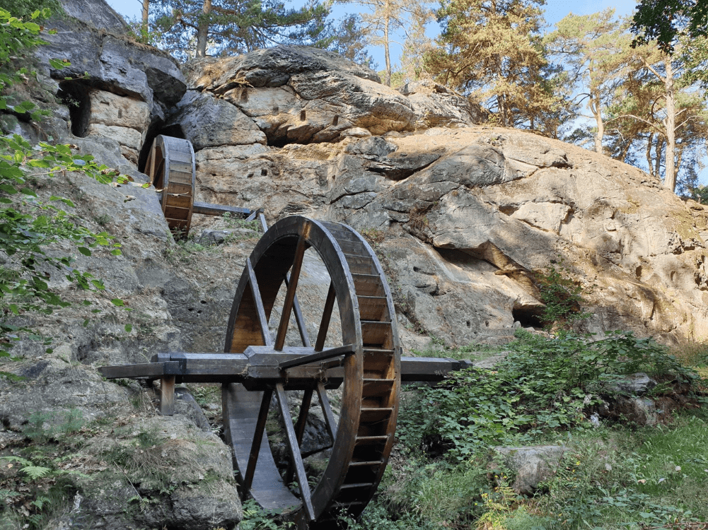 Alte Holz-Wassermühlen im Felsen