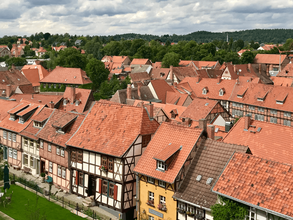 Blick auf Fachwerk in Quedlinburg vom Schlossberg
