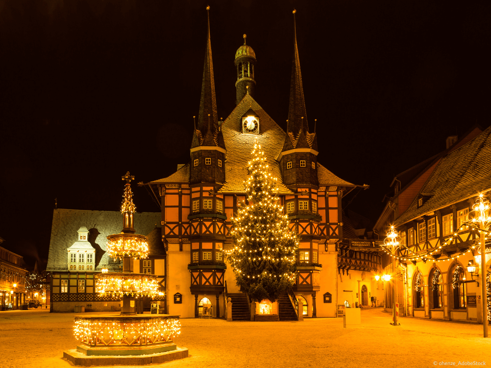 Rathaus Wernigerode im Winter mit Weihnachtsbeschmückung