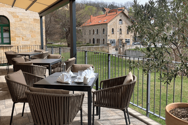 Eingedeckter Tisch und Stühle auf der Terrasse des Schlosshotels