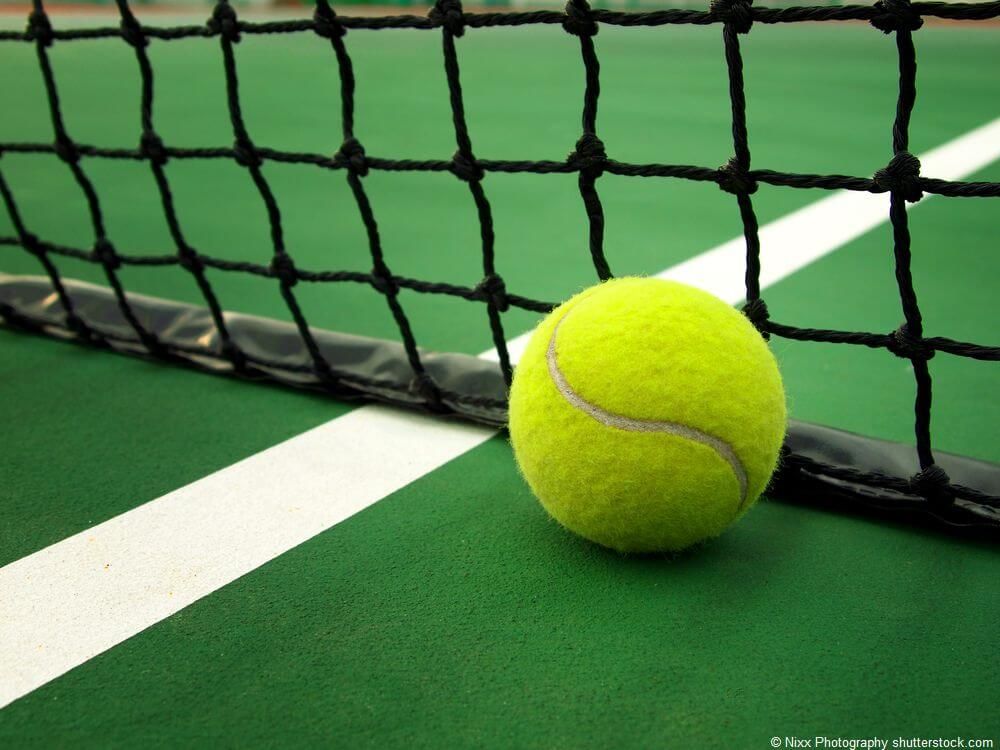 Tennisball im Netz