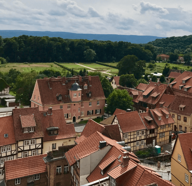 Über den Dächern von Queslinburg mit Blick auf die Harzer Berge