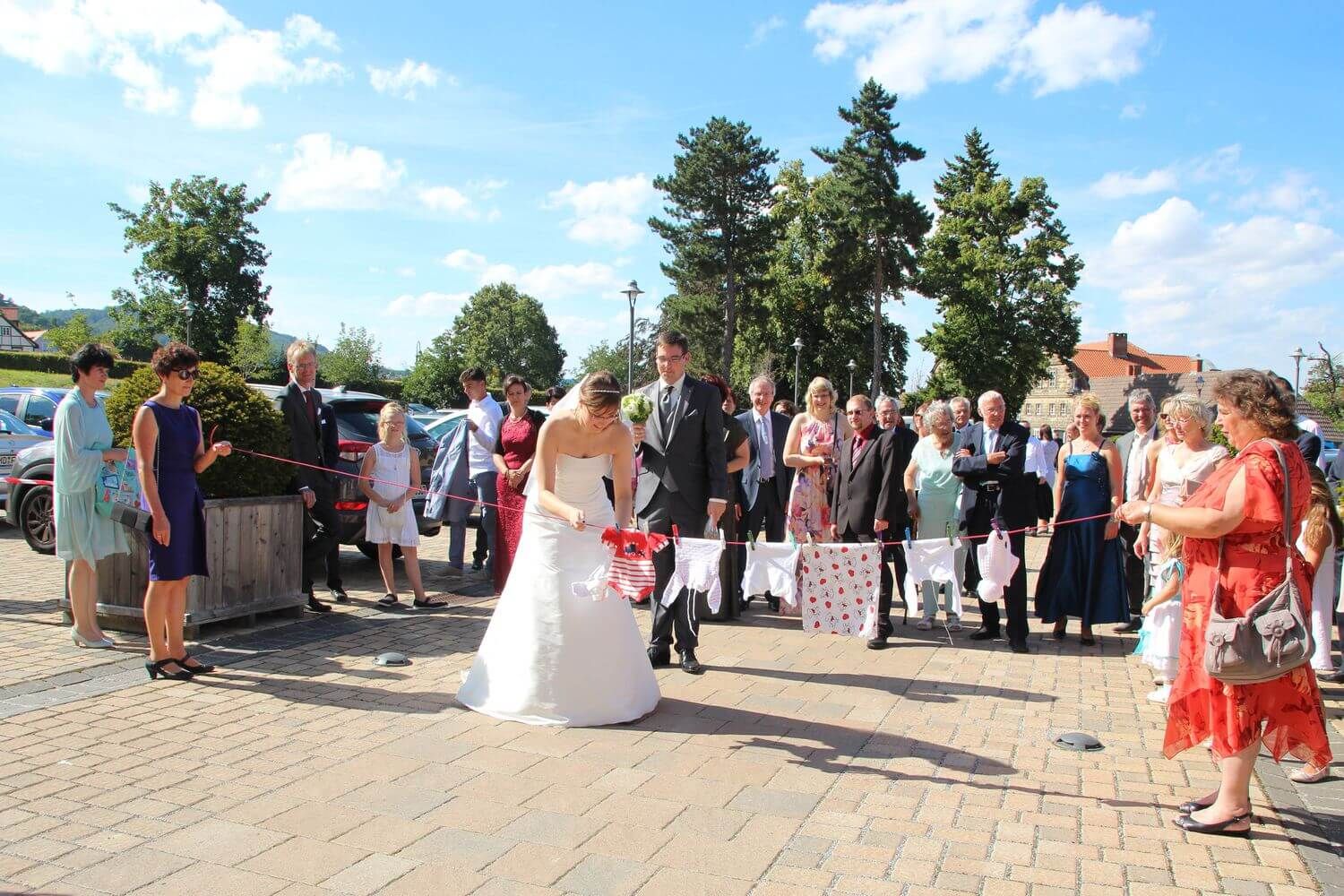 Hochzeitsspiele auf dem Parkplatz des Schlosshotel Blankenburg
