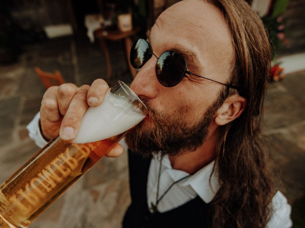 Mann trinkt Bier - Herrentag