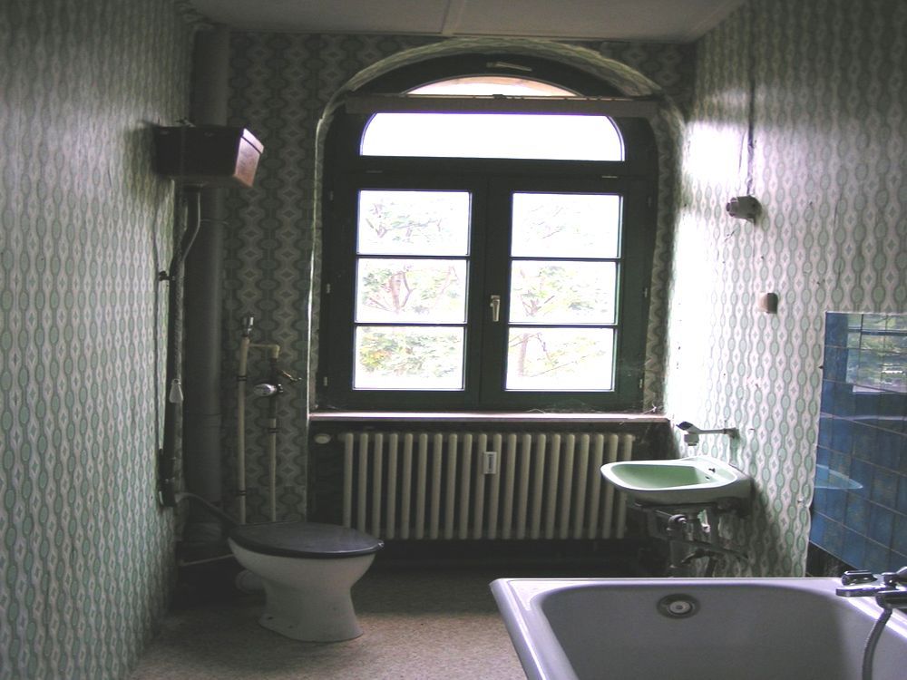 Historisches Badezimmer mit Wanne, Waschbecken und WC