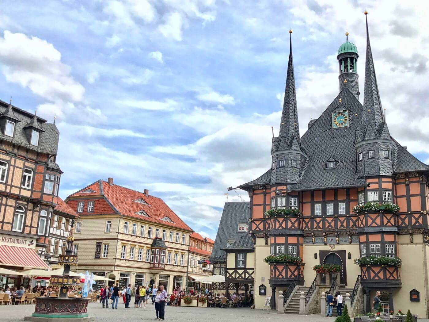 Wernigerode Platz mit historischem Rathaus