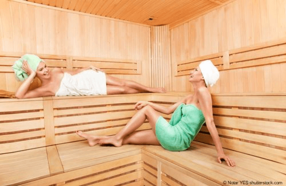 zwei Frauen lachend in der Sauna