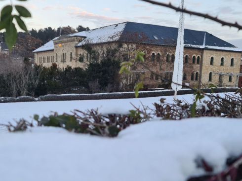 Schneelandschaft am Schlosshotel zur Weihnachtszeit