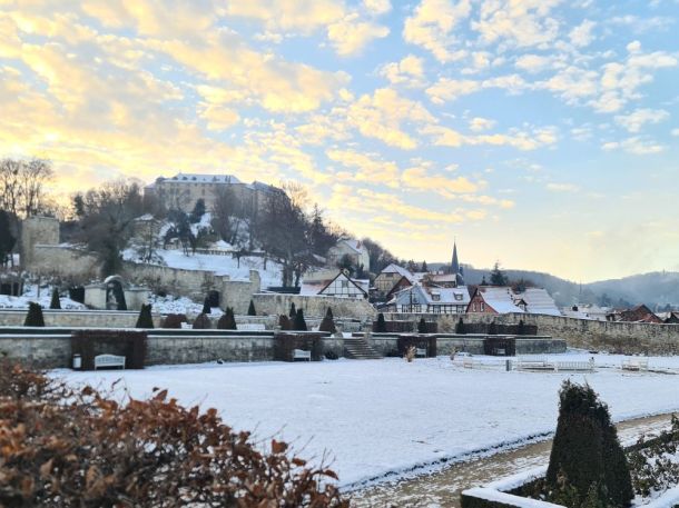 Schneelandschaft an Weihnachten im Schlosspark Blankenburg