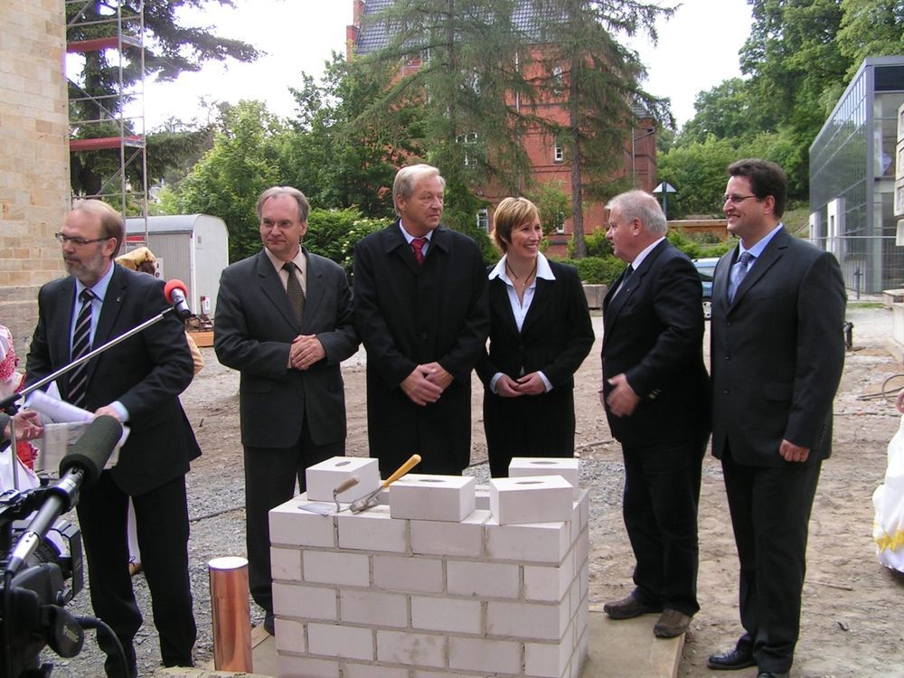 Mehrere Personen bei der Grundsteinlegung des neuen Schlosshotel Blankenburg