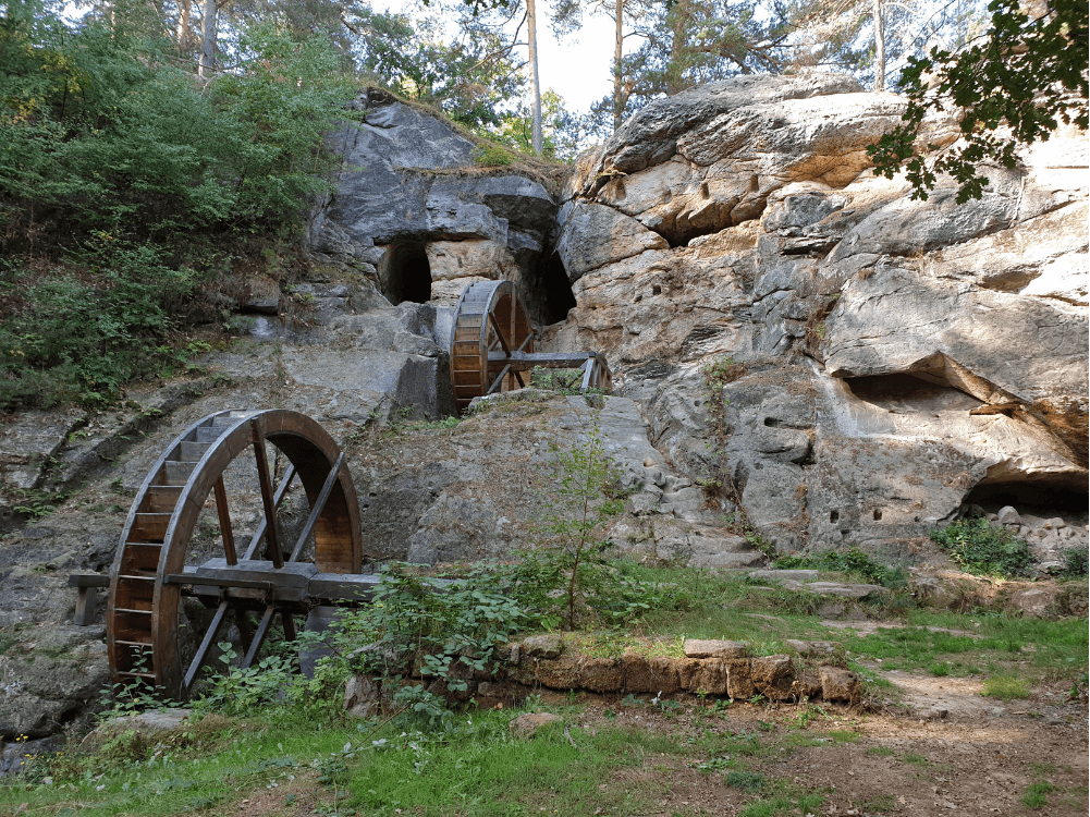 Alte Wassermühlen im Felsen bei Blankenburg im Harz