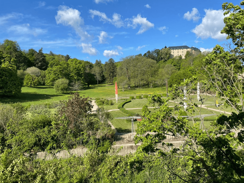 Blick auf Barocke Gärten und Schloss vom Schlosshotel aus