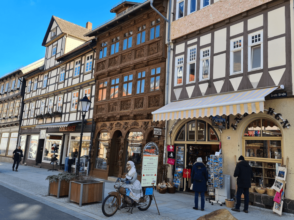 Wernigerode Einkaufsstraße mit Harzer Hexenfigur