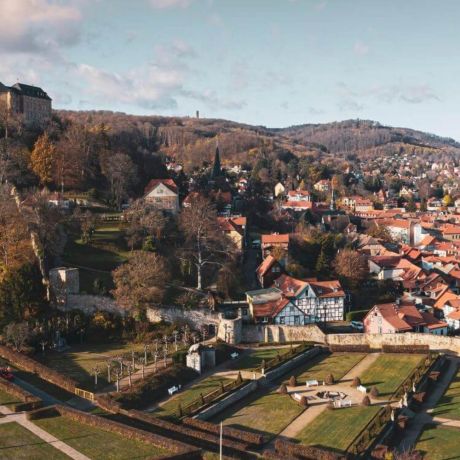 Blick auf die Barocken Gärten, die Stadt und das Schloss von Blankenburg im Harz