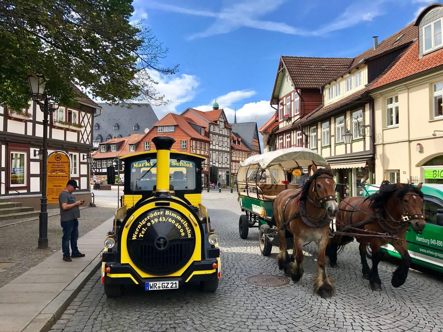 Schlossbahn und Pferdekutsche in Wernigerode