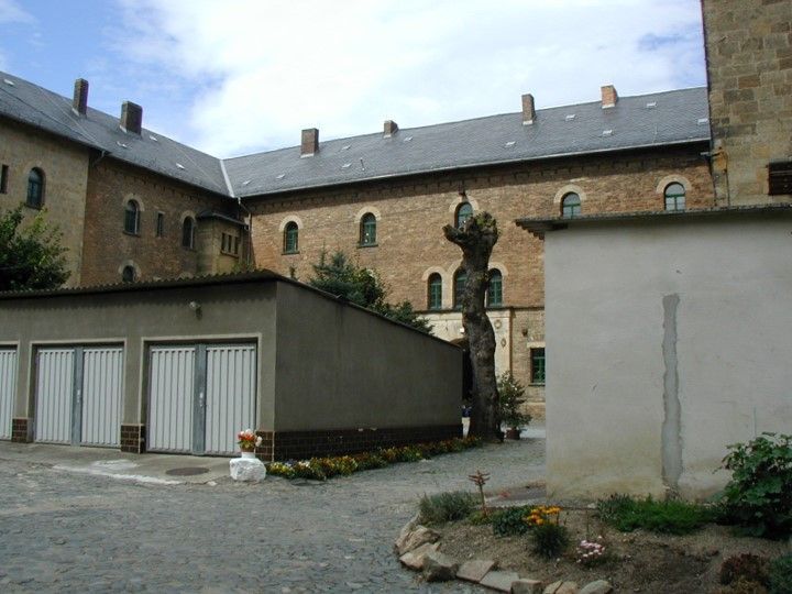 Historische Ansicht auf dden Hinterhof vom Schlosshotel mit Garagen