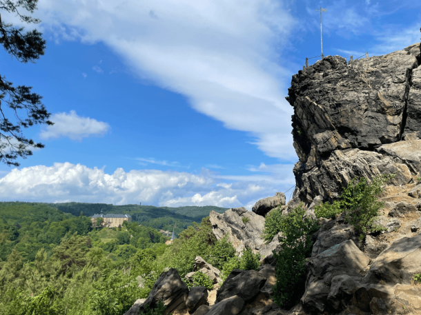Teufelsmauer und Schlossblick oberhalb der Stadt Blankenburg