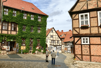 Gasse mit Fachwerkbauten in Quedlinburg