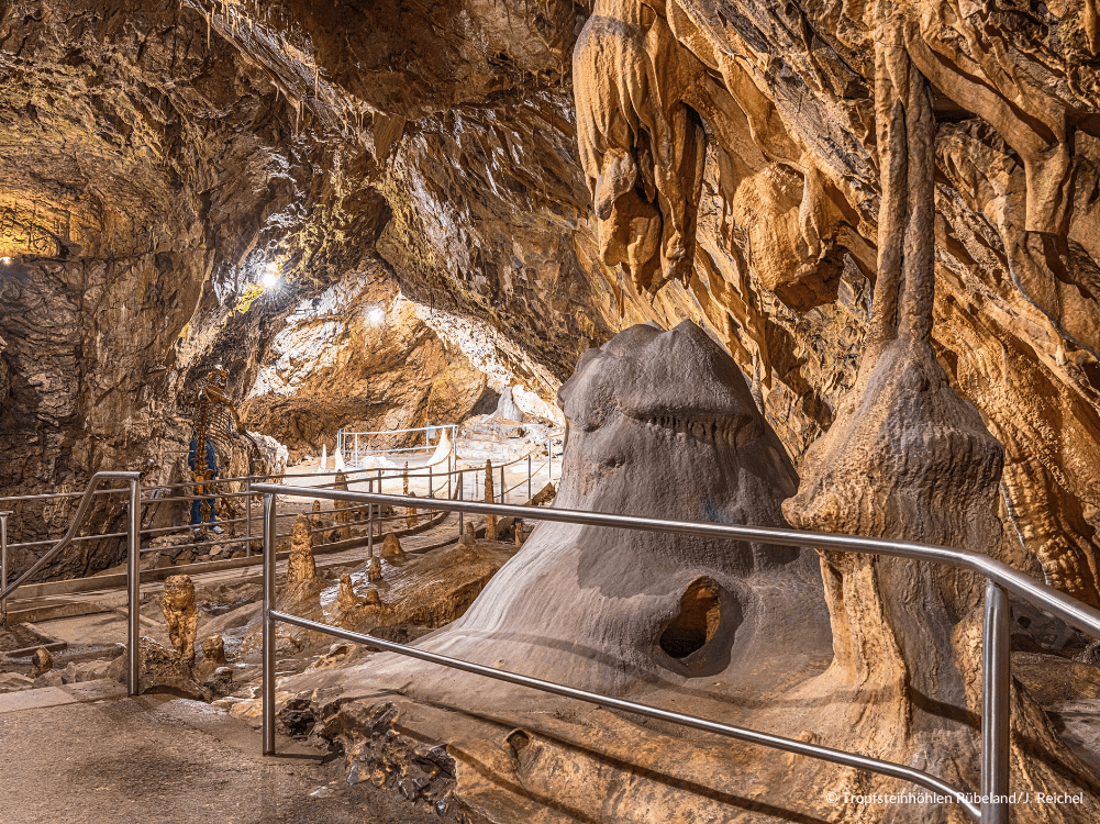 Höhlengang mit Tropfsteinen in der Rübeländer Hermannshöhle