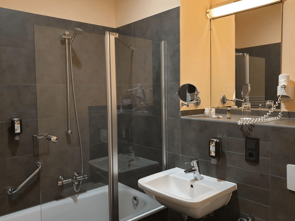 Bad mit Badewanne, Spritzschutz aus Glas, Waschbecken, Spiegel und Kosmetikspiegel