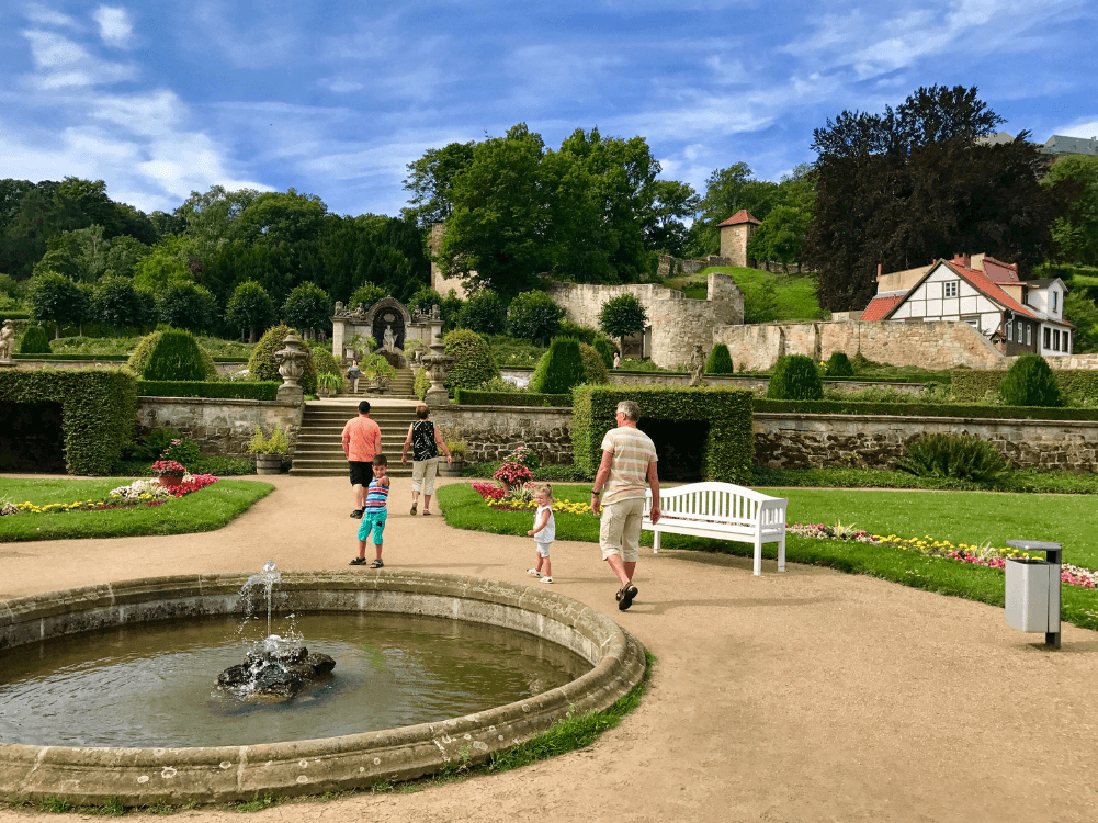 Springbrunnen im Barocken Garten mit Blick auf die Terrassengärten
