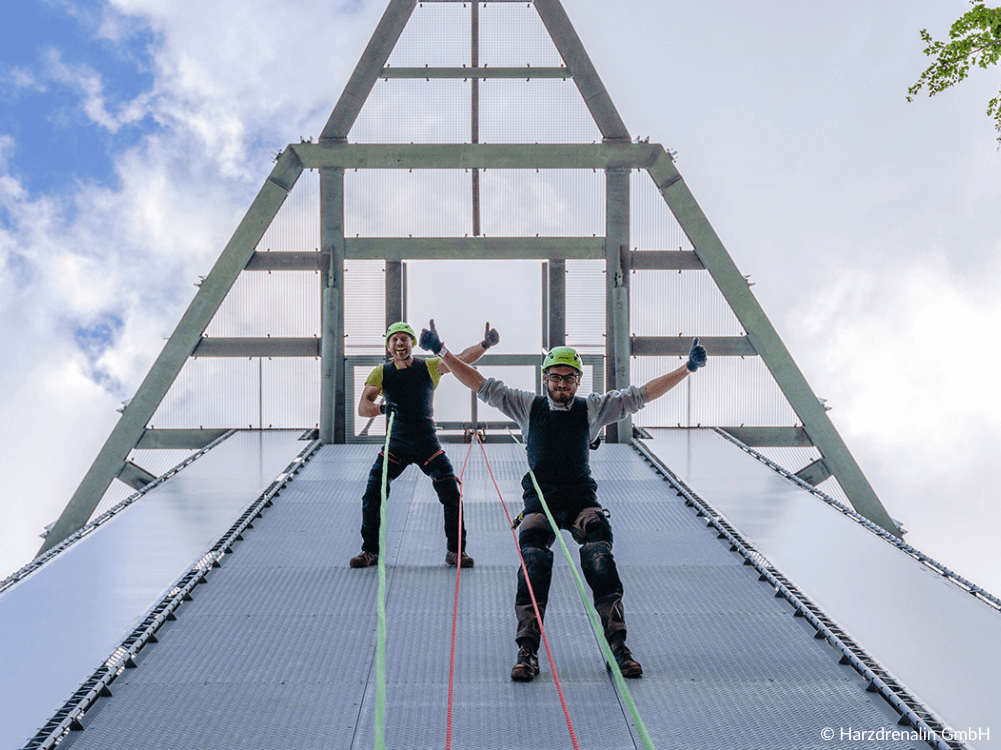 Zwei Personen beim Wallrunning an der Rappbodetalsperre im Harz