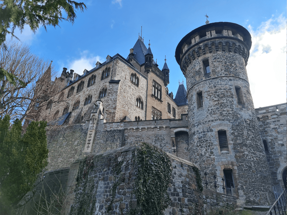 Blick auf Turm, Schloss und Schlossmauern in Wernigerode