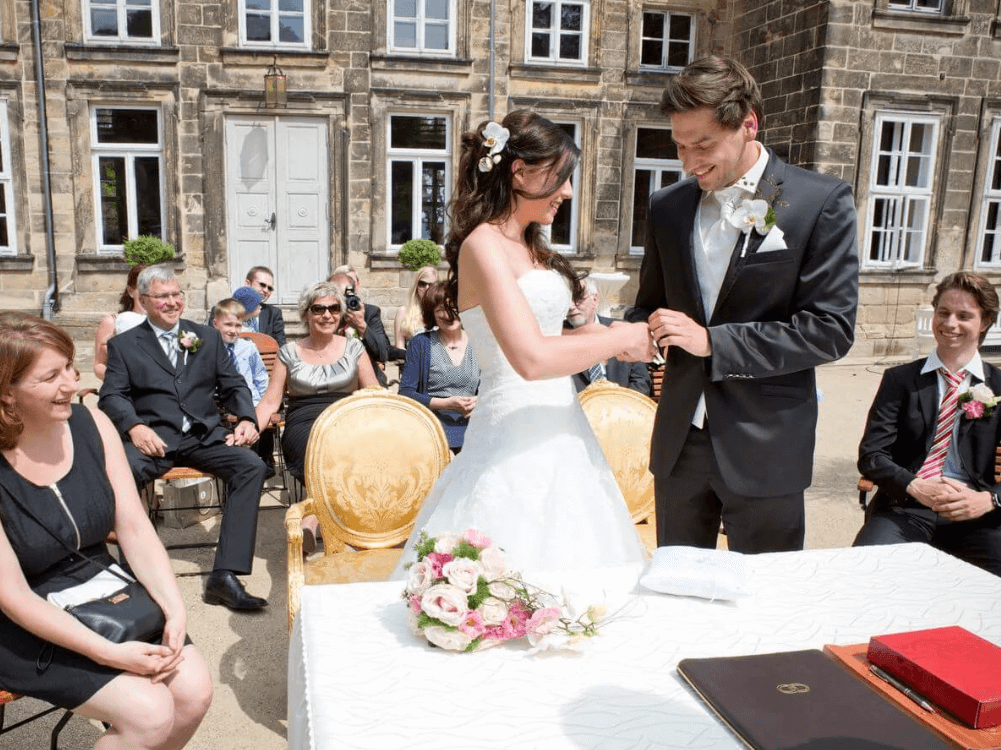 Trauung mit Hochzeitspaar vor dem Kleinen Schloss Blankenburg