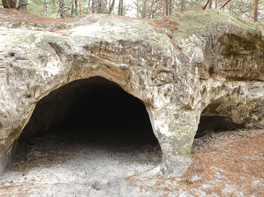 Blick in eine der Sandsteinhöhlen bei Blankenburg im Harz