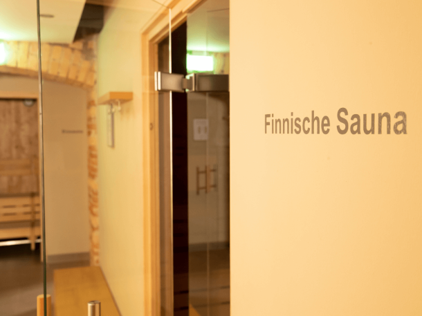 Geöffnete Glas-Eingangstür zur Finnischen Sauna