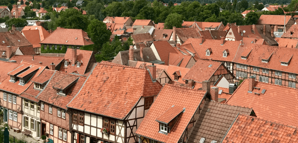 Blick auf Fachwerk in Quedlinburg vom Schlossberg