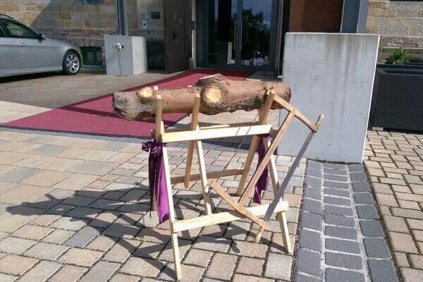Baumstamm sägen vor dem Schlosshotel Blankenburg