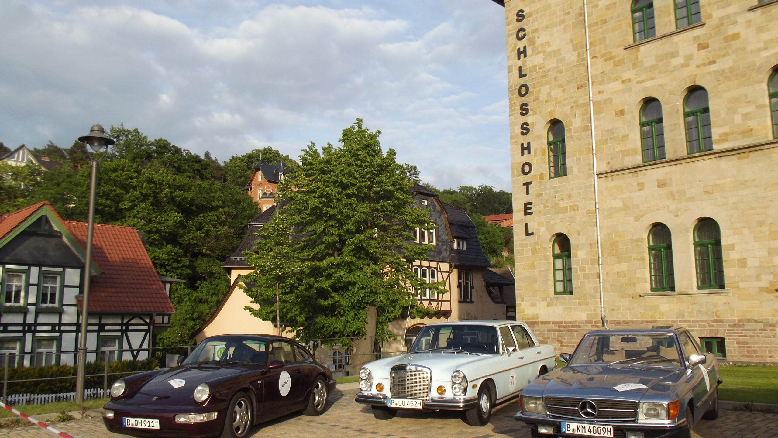 Oldtimer sind vor dem Hotel geparkt