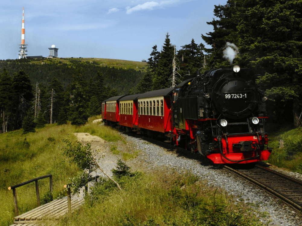 Brockenbahn und Brocken im Sommer im Harz
