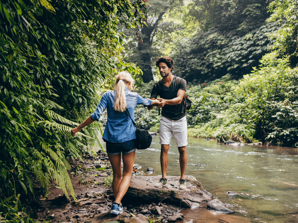 Paar beim Wandern im Sommer im Harz