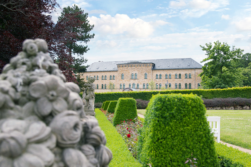 Blick vom Garten zur Terrasse mit Lounge-Sitzmöbeln
