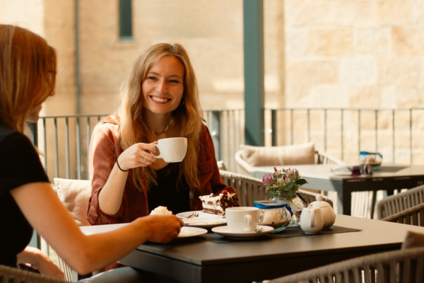 Zwei Frauen auf der Terrasse