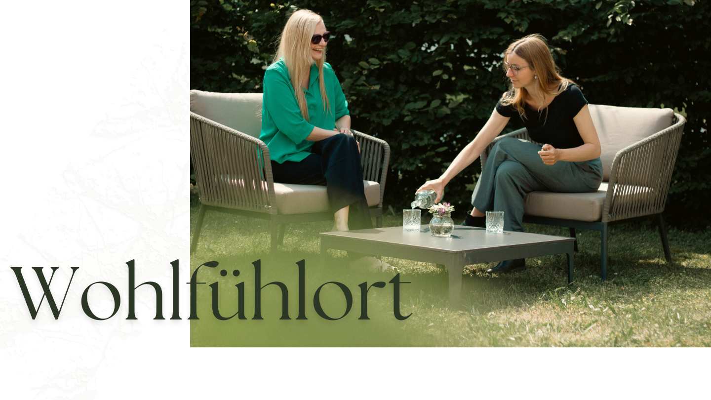 Zwei Frauen sitzen auf der Terrasse