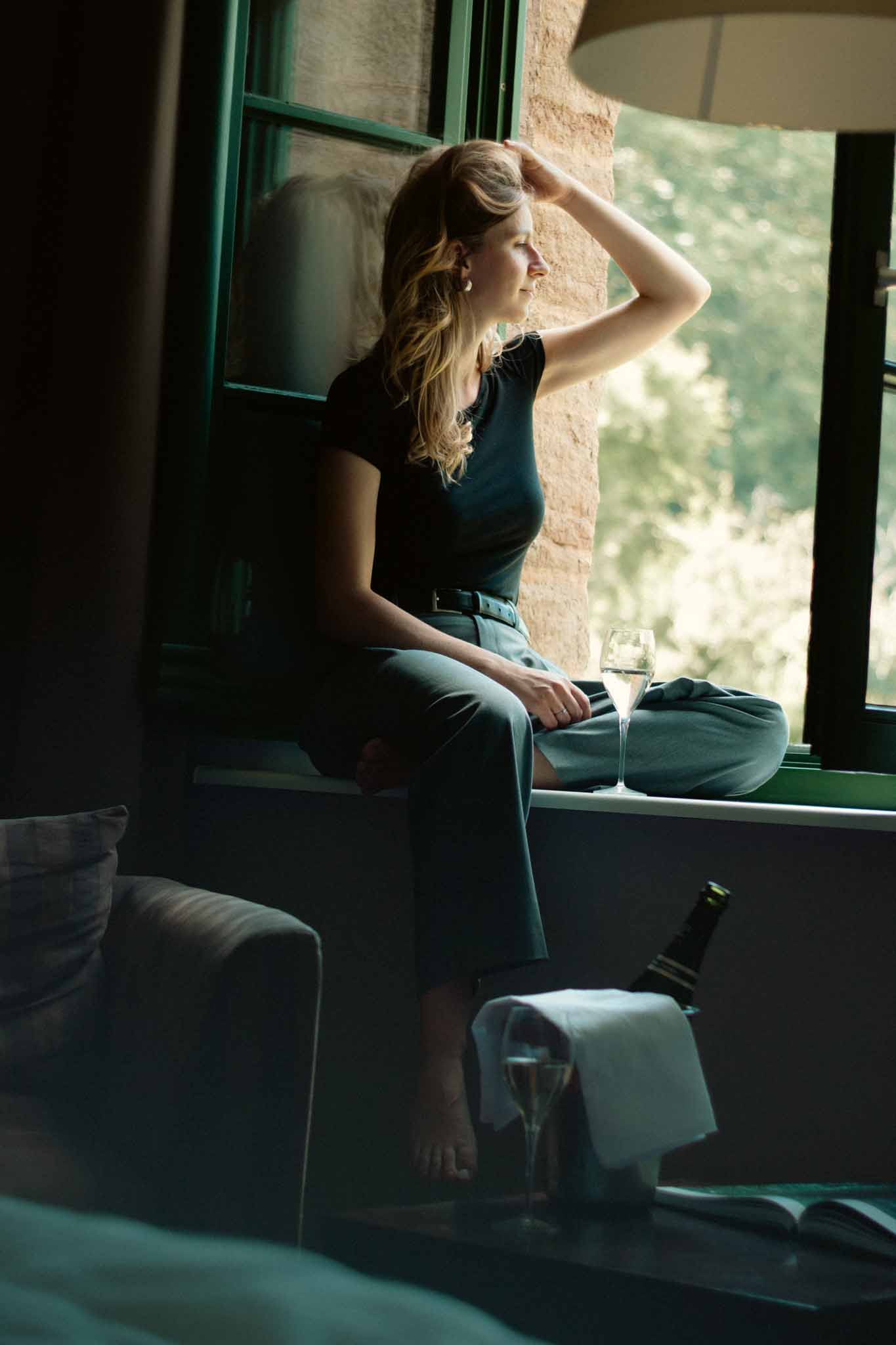 Frau sitzt am Fenster