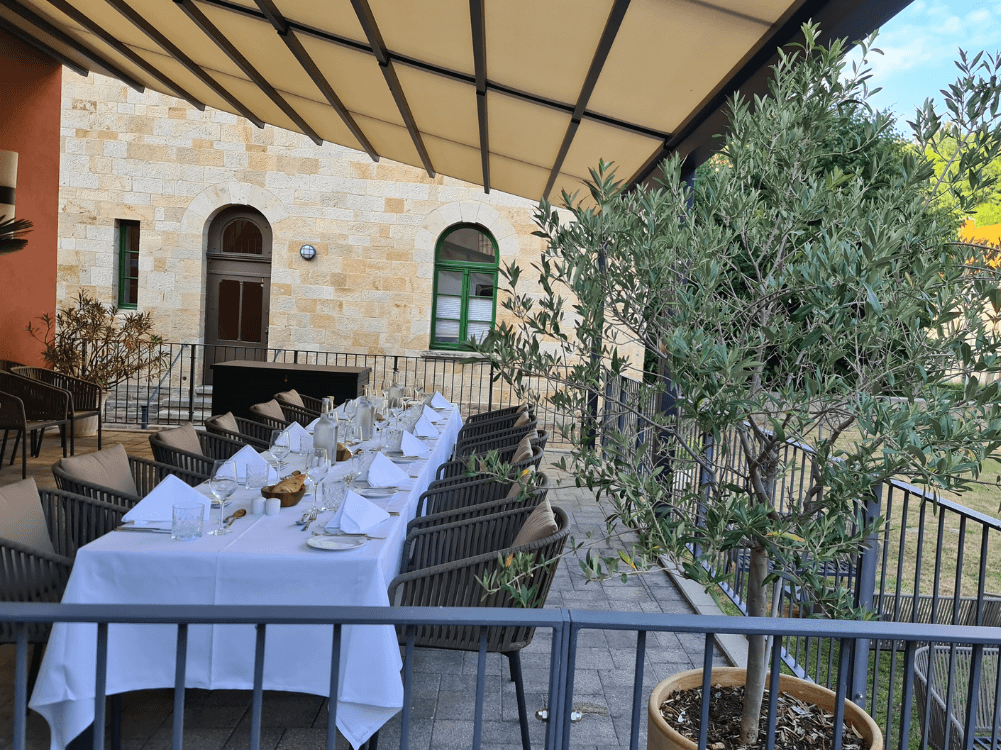 Schön eingedeckte lange Tafel auf der Terrasse des Schlosshotels