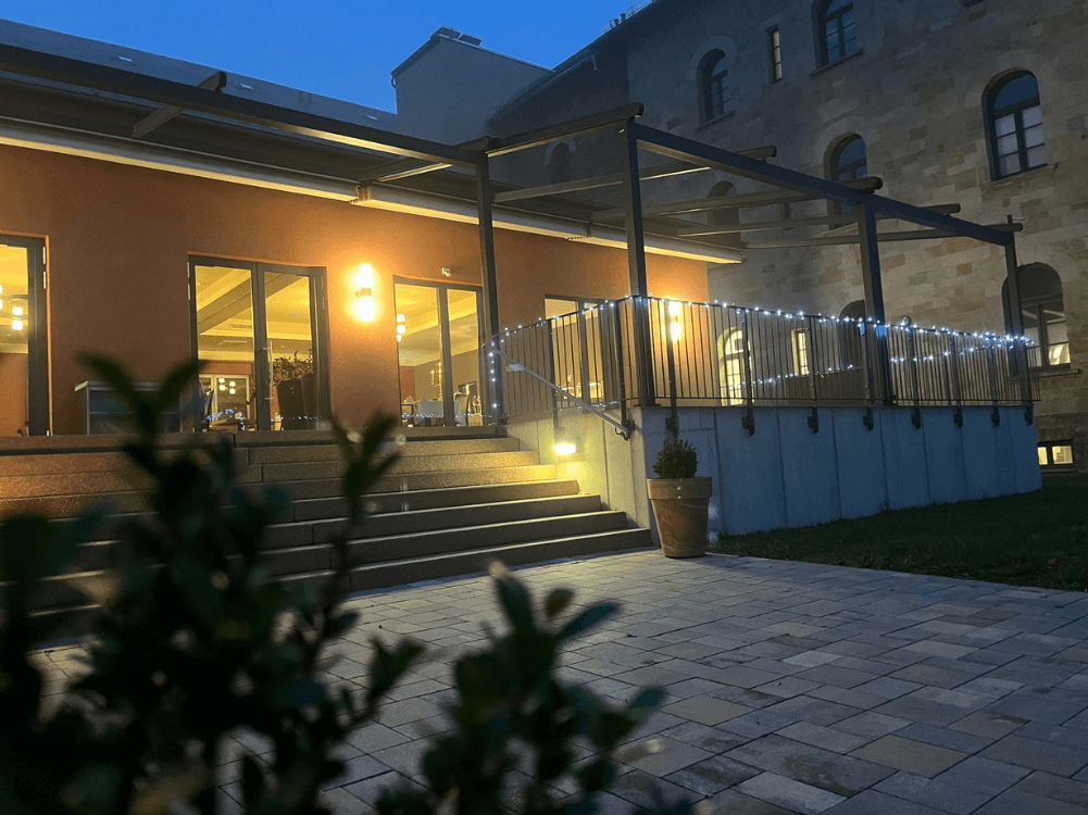 Advent im Schlosshotel mit Lichtern auf der Terrasse