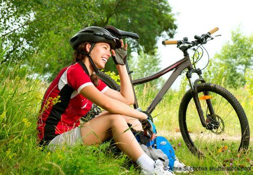 Fahrradfahrer bei einer Rast in der Natur