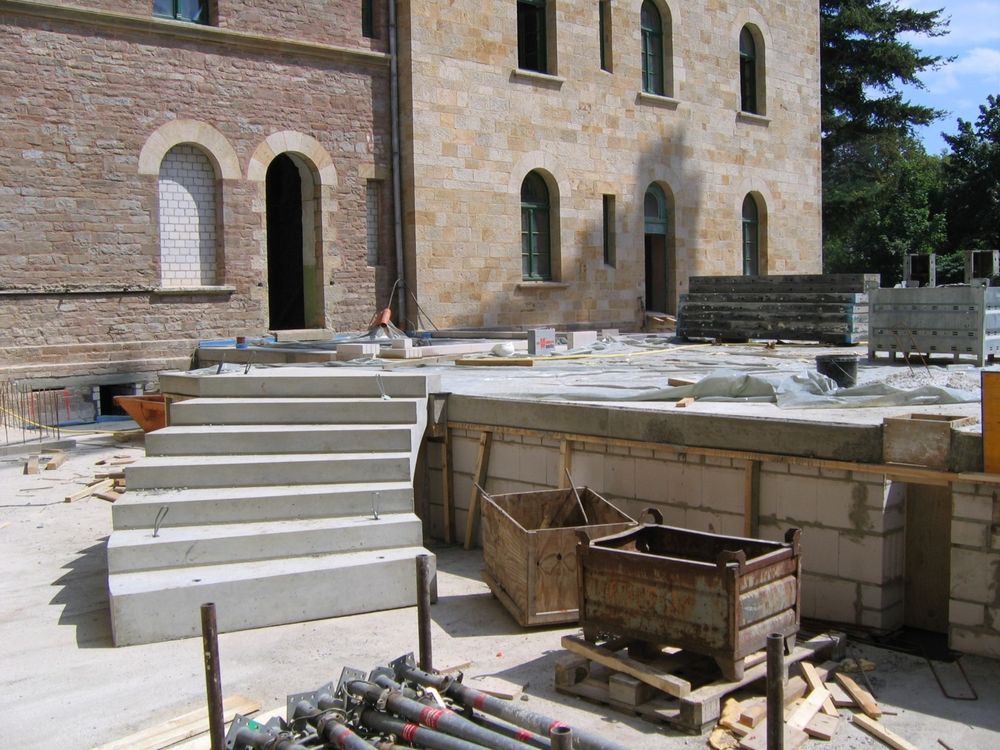 Baustelle mit Treppe zum späteren Restaurant