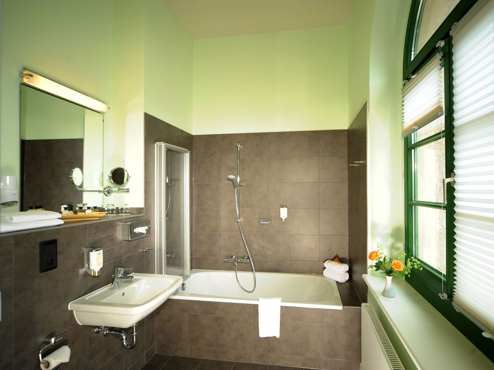 Heutiges Bild vom Badezimmer mit Wanne, WC und Waschbecken